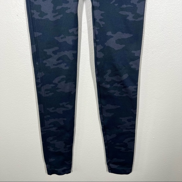 SPANX Look At Me Now Seamless Black Camo Leggings Womens Size Small NWT - Picture 4 of 9